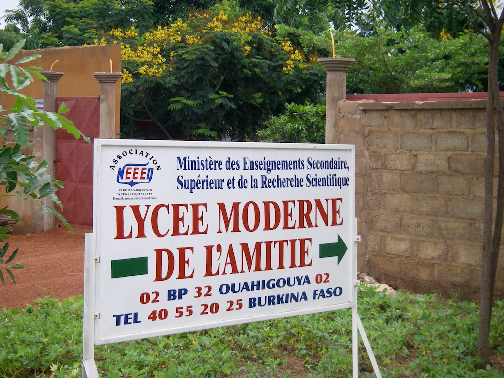 Collège entrance sign.
